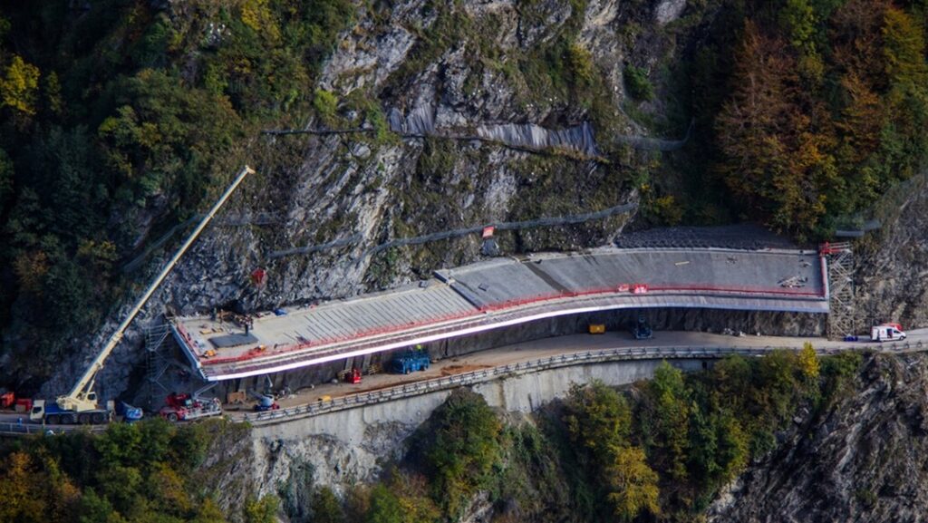 Casquette des Egratz sur la Route Blanche RN205 vue du ciel ©ATMB