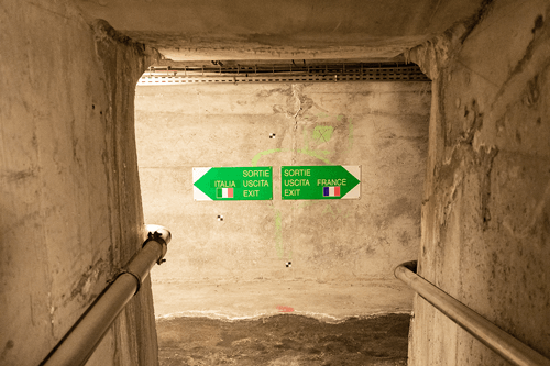 Panneau sortie vers la France ou vers l'Italie