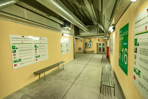 Abri avec des bancs, des affiches de sécurité