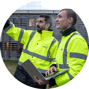 Portrait d'Antoine Depaepe et Julien Masciotra en train de travailler devant les locaux d'ATMB