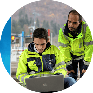 Thomas Samul et Benjamin Lemoine devant une borne de péage autoroutière