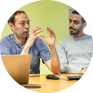 Toufik El Guerch et Jean Christian en train de travailler