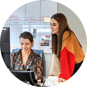 Portrait de Noémie Pereira et Lorraine de Rugy devant un écran d'ordinateur