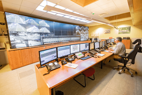 Ecrans de contrôle au poste de contrôle situé en France