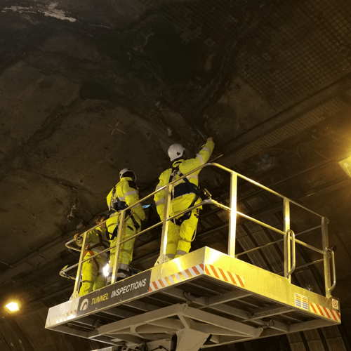 Equipes du tunnel en train de surveiller la voûte