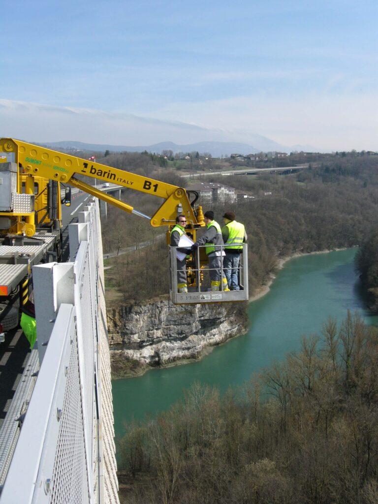 Contrôle par nacelle du viaduc de Bellegarde ©ATMB