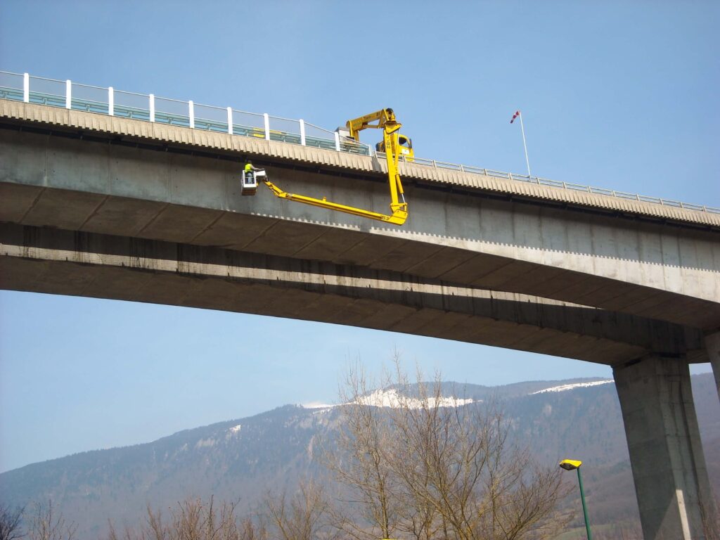 Contrôle par nacelle du viaduc de Bellegarde ©ATMB